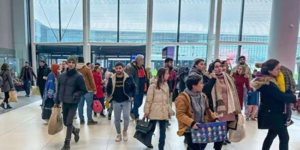 <br><br>İstanbul 369 bin 453 kişiyle en çok göç veren il olurken, bu ili 150 bin 373 kişiyle Ankara, 102 bin 40 kişiyle İzmir izledi.<br><br> <br><br>En az göç veren iller ise 6 bin 441 kişiyle ile Ardahan, 8 bin 41 kişiyle Kilis, 8 bin 639 kişiyle ile Bayburt olarak belirlendi.<br>