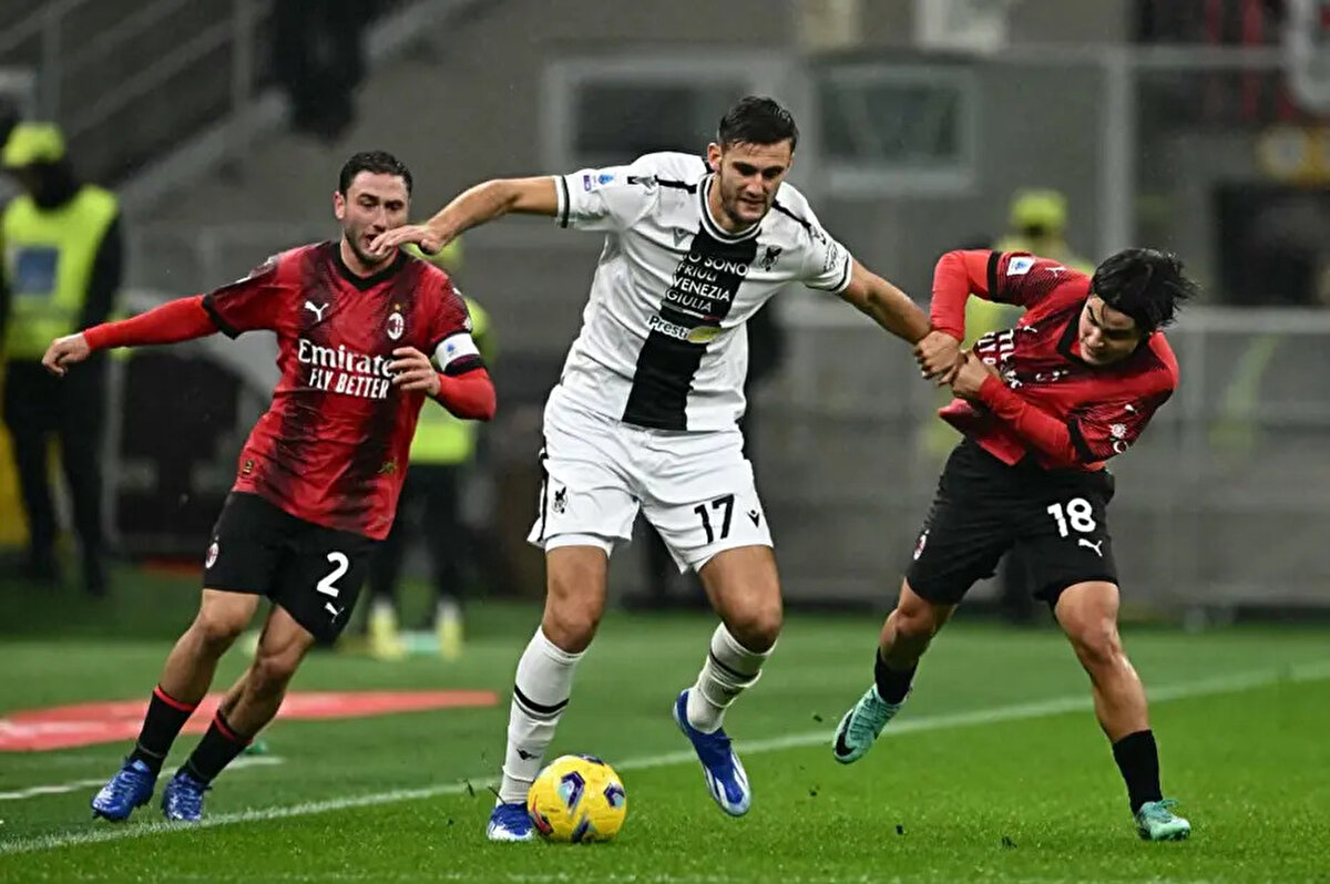 Sarı kırmızılıların bu hamlesinin Osimhen'i yazın satarak Lucca transferini yapmak isteyen Napoli'ye bir misilleme niteliği taşıyacağı aktarıldı.