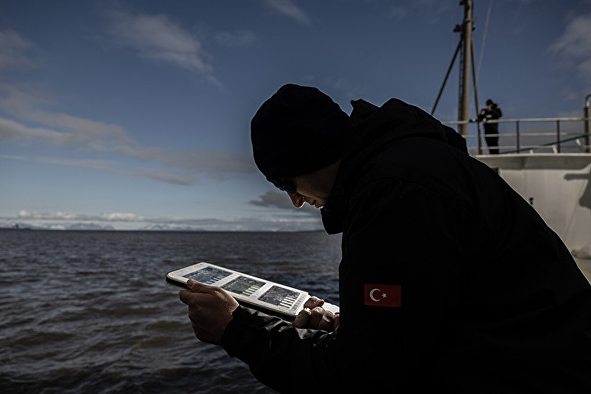 Kutup ekosistemlerindeki deniz örneklemesi çalışmalarını yürütmek amacıyla İstanbul'dan yola çıkan 12 bilim insanı, önce Oslo'ya ulaştı. Sonrasında Tromso'dan gemi ile ayrılan ekip, dünyanın kuzey ucuna gerçekleştirecekleri bilimsel araştırma seferi için son hazırlıklarını tamamlayarak 78 derece kuzey enleminde bulunan LongyearbyenSvalbard'a ulaştı ve burada bilimsel araştırmalara başladı.