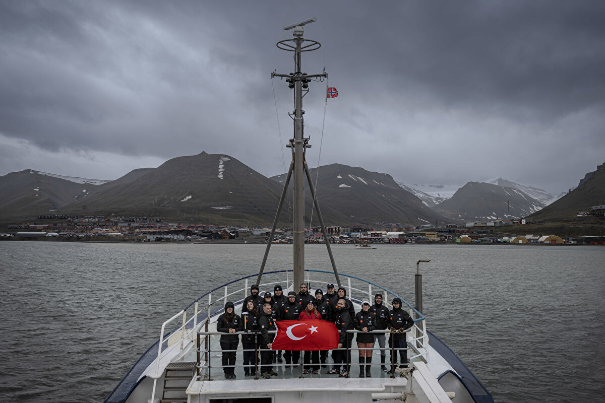 Çalışmalara başlamadan önce açıklamalarda bulunan 5. Ulusal Arktik Bilimsel Araştırma Seferi Koordinatörü Prof. Burcu Özsoy, bilim ekibinin yanında 3 de lise öğrencisinin bulunduğunu, bunların her birinin farklı şehirden ve farklı projelerle aralarında yer aldığını söyledi.