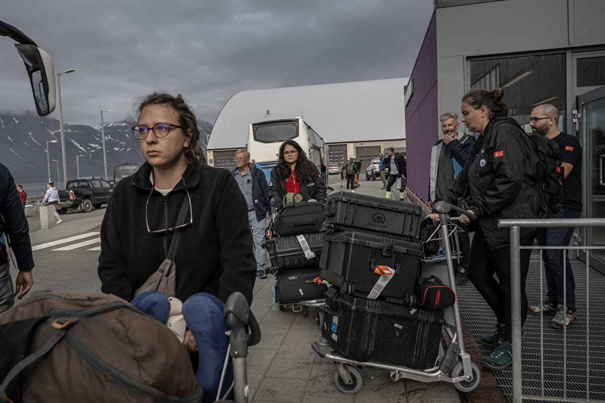 12 kişilik bilim heyetinin deniz suyu ve sediment örneklemeleri yapacağını ve deniz yüzeyindeki mikroplastikleri inceleyeceğini kaydeden Kacır, şu ifadeleri kullandı:<br><br>"Atmosfer dinamikleri GNSS ve meteorolojik sistemlerle anlık olarak izlenecek, iklim değişikliğinin izleri kutuplarda sürülecek. TEKNOFEST'te birinci olan 3 lise öğrencimiz, projelerini Arktik'in zorlu şartlarında sahada test etme imkanı bulacak, bilimsel araştırmalara doğrudan katkı sunacak. 19 farklı projeyi kapsayan sefer, Arjantin, Bulgaristan ve Ekvador'dan bilim insanlarıyla ortak çalışmaları da içeriyor. Böylelikle Türkiye, bilim diplomasisinin sahada güçlü bir örneğini sergiliyor. Cumhurbaşkanımız Sayın Recep Tayyip Erdoğan'ın himayelerinde, Bakanlığımızın uhdesinde gerçekleştirdiğimiz kutup bilim seferleriyle, bilimle şekillenen bir gelecek için ülkemizin kutuplardaki varlığını artıracak adımlar atmaya devam edeceğiz."