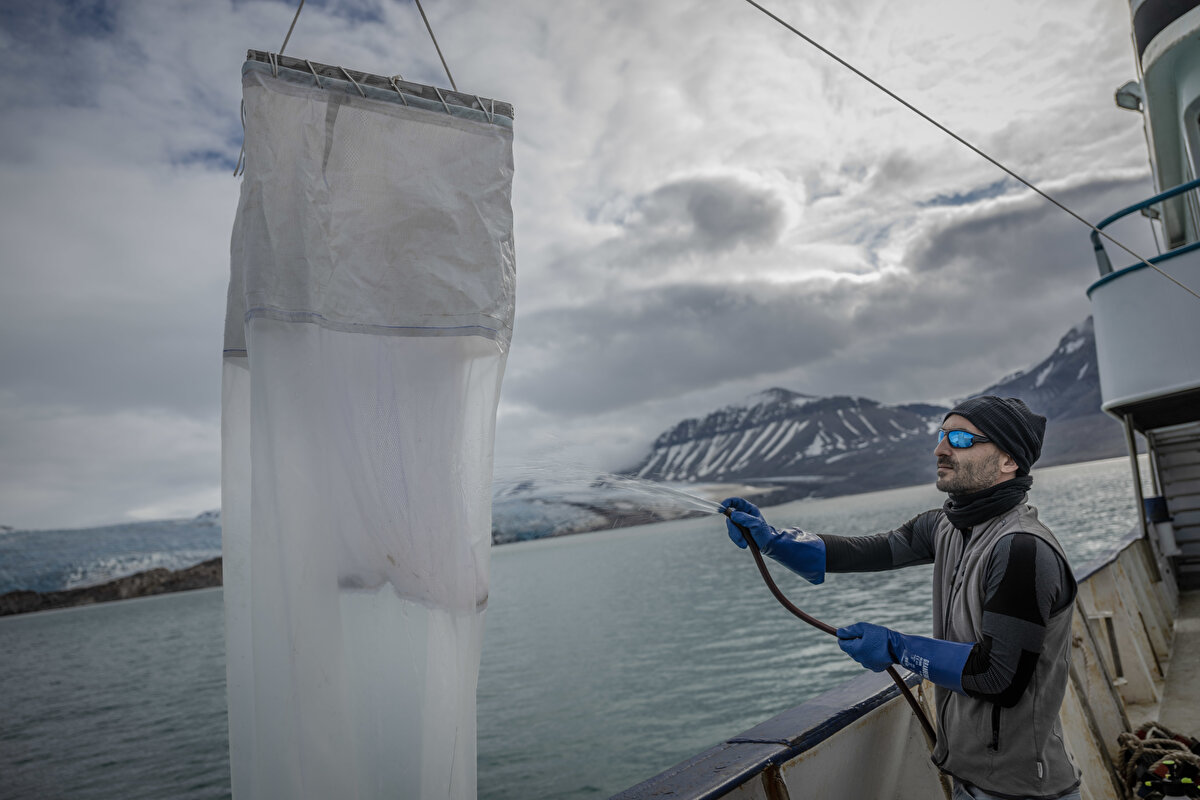 Afyonkarahisar'dan sefere katılan Dumlupınar Bilim ve Sanat Merkezi 11. sınıf öğrencisi Aslı Kilci, 2204-C Lise Öğrencileri Kutup Araştırma Projeleri Yarışması'nın "sosyal ve beşeri bilimler alanında" birinci olduğunu söyledi.<br><br>Kutup keşiflerinin 19. yüzyılda olmaya başladığını dile getiren Kilci, kaşiflerin bu dönemlerden itibaren kutup keşiflerini resmetmeye ve kitaplara çizmeye başladığını anlattı.