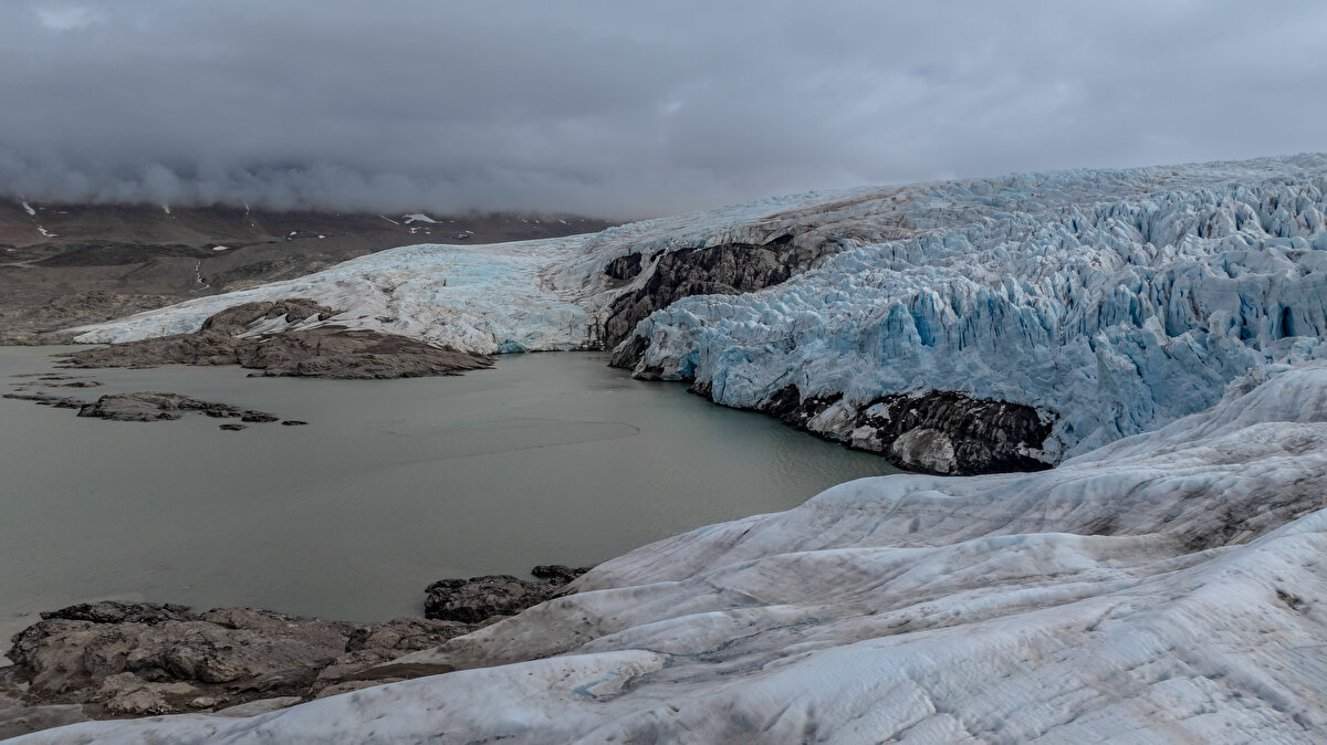 Prof. Dr. Burcu Özsoy, sefer boyunca toplam 19 proje icra edeceklerini belirterek, sözlerini şöyle sürdürdü:<br><br>"Bu projeler Arktik Okyanusu'nda bölgenin ekosisteminden havasal ölçümlerine, atmosferik ölçümlerden yine deniz suyu ve sediman örneklerine kadar çok çeşitli yelpazeyi içermekte. Bu ölçümlerin uzun izleme süreçleri de mümkün. Hem yersel ölçümler hem de uydu görüntüleriyle bu doğrulamaları ve uzun zamana yayılan çalışmaları da gerçekleştireceğiz. Dünyanın dört bir yanında iklim değişikliğini görmekteyiz."