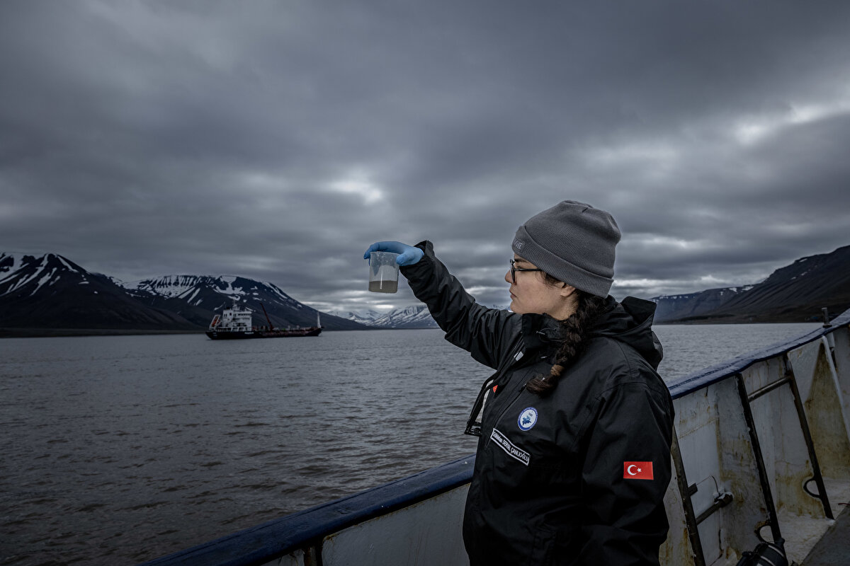 Kocaeli Gebze'deki TÜBİTAK Fen Lisesi'nden sefere katılan 11. sınıf öğrencisi Elif Berra Demir ise 2204-D yarışmasının sürdürülebilirlik ve refah alanında Türkiye birincisi olduğunu anımsatarak, sefere katılmaktan duyduğu gururu ve mutluluğu dile getirdi.