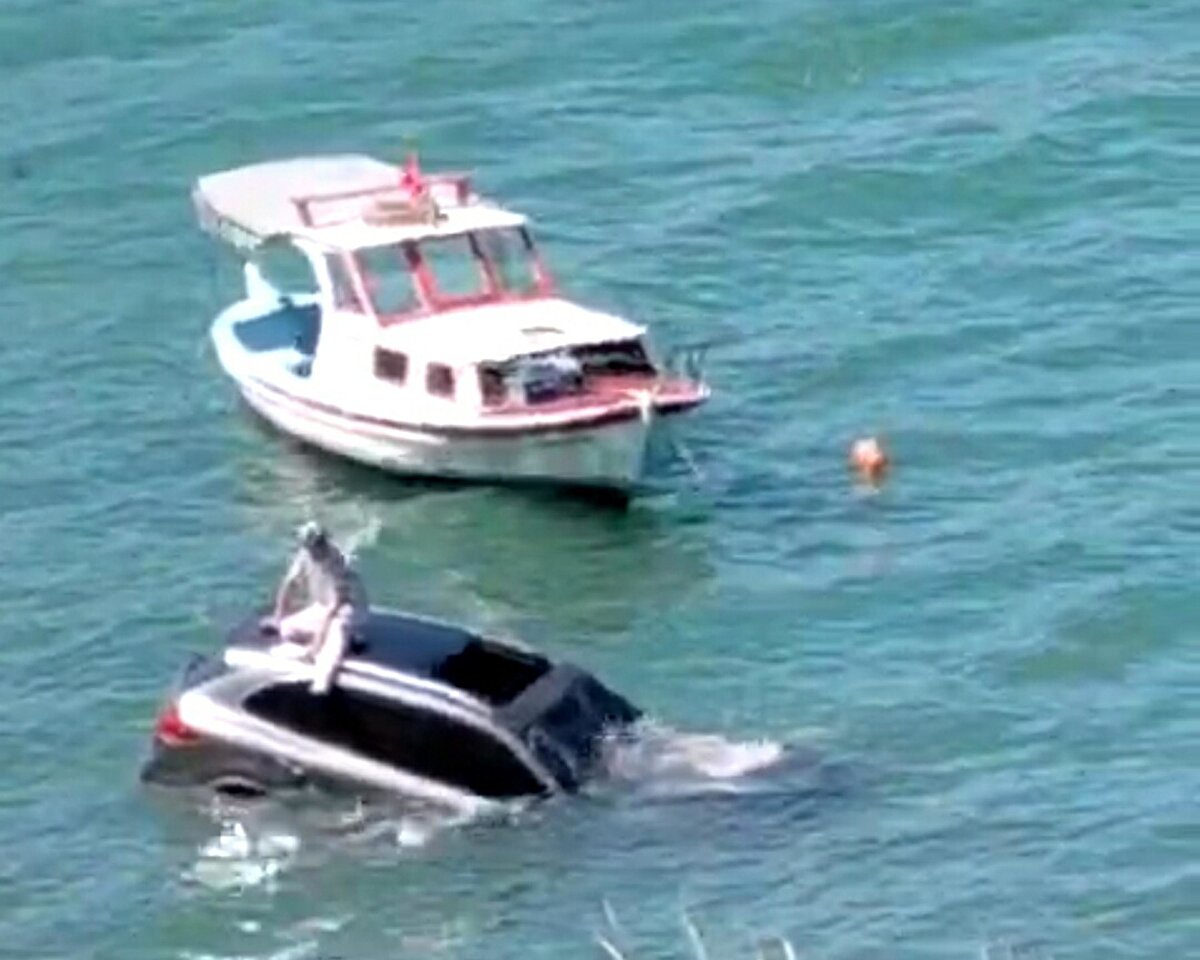 Sürücü, otomobilden kendi imkanlarıyla çıkmayı başardı. Otomobilin üzerine çıkıp, oturan sürücü, yardım bekledi. Sürücünün yardım beklediği anlar, cep telefonu kamerasıyla kaydedildi.