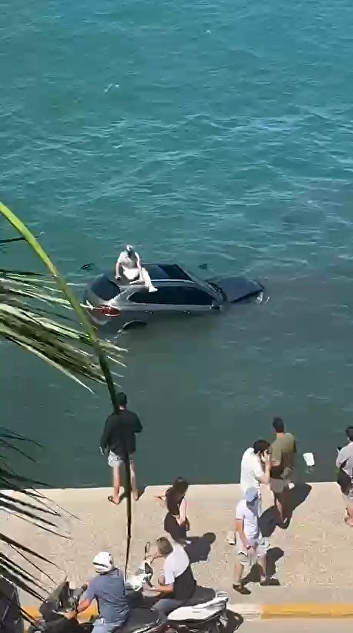 Sürücünün sağlık durumun iyi olduğu bildirildi. Otomobilin sudan çıkarılması için çalışma başlatıldı.