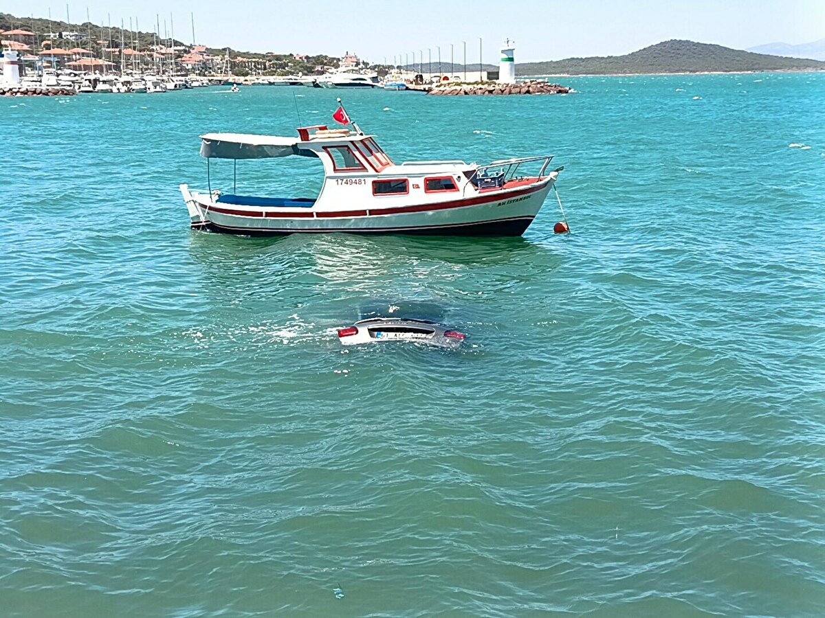 İhbarla bölgeye Sahil Güvenlik ekipleri sevk edildi. Otomobil ise kısa sürede suya gömüldü.