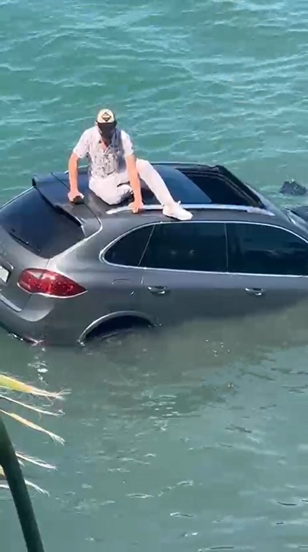 Bu arada sürücü de çevredeki balıkçılar ile belediye ekipleri tarafından bota alınıp, karaya çıkarıldı.