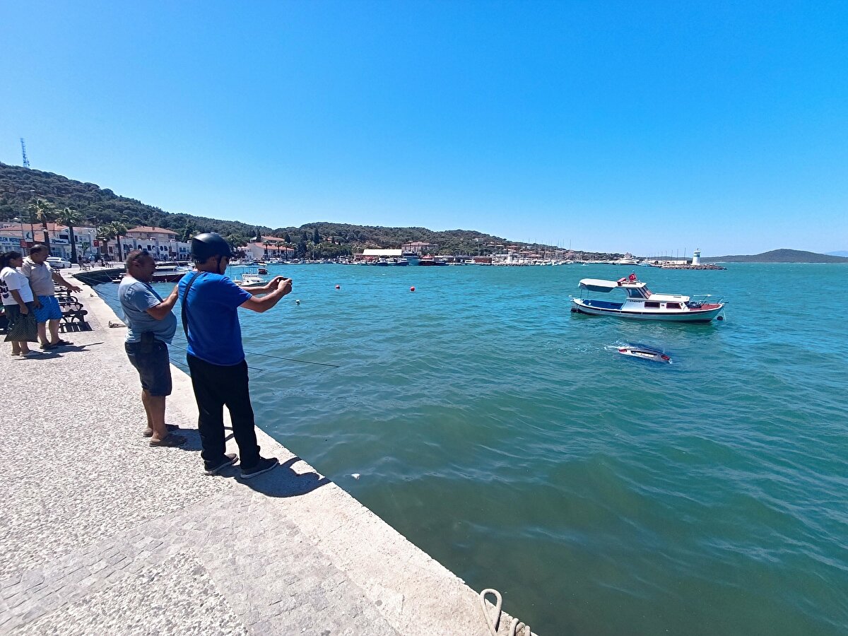 Olay, dün saat 11.00 sıralarında Atatürk Bulvarı’ndaki sahil yolunda meydana geldi. Sürücüsünün kontrolünü yitirdiği 61 AIZ 617 plakalı otomobil, aydınlatma direğine çarpıp denize uçtu.