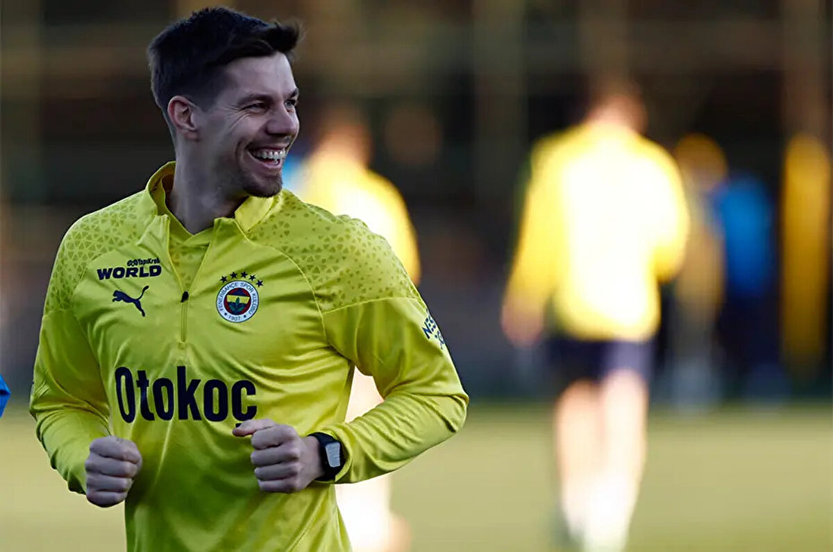 2025-2026 sezonunda kadroda düşünülmeyen futbolculardan biri de Miha Zajc.<br>