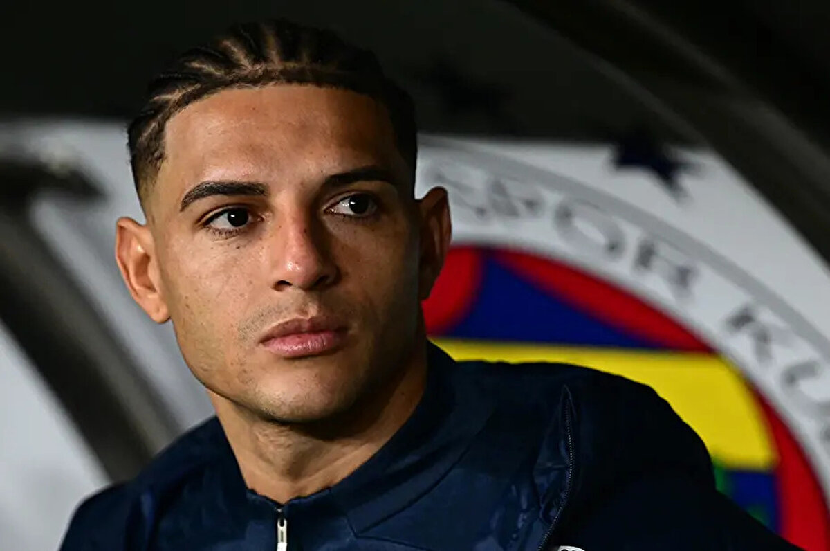 Çıkan haberlere göre, Brezilyalı stoper, Burnley ile anlaşmak üzere. Premier Lig ekibiyle temaslarda sona gelinirken, transferin kısa süre içinde tamamlanmasının beklendiği aktarıldı.<br>