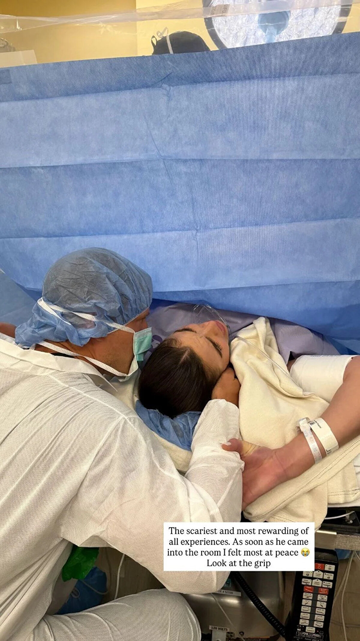 Olivia Culpo ile Christian McCaffrey'den güzel haber geldi.<br><br>Ünlü çift, bebeklerine kavuştu. Bir kız bebek dünyaya getiren Culpo, doğum anında ve sonrasında çekilen fotoğrafları takipçileriyle paylaştı.