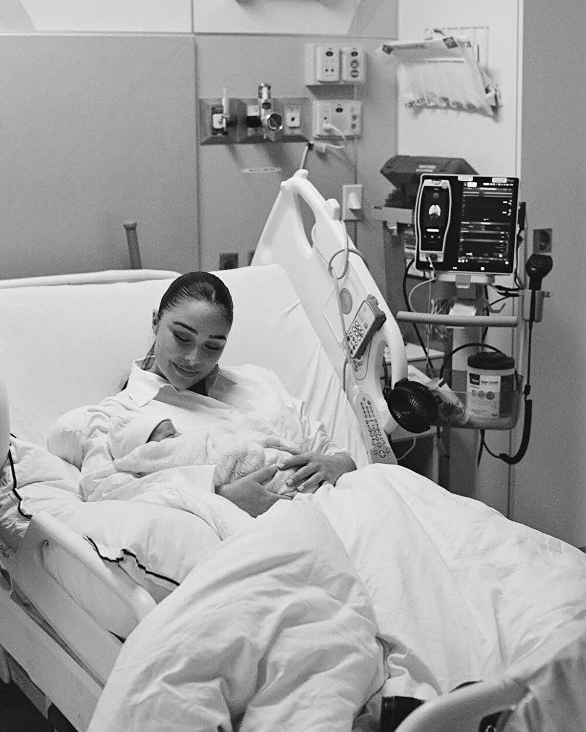 Kızının adı belli oldu<br><br>Ünlü model, minik kızına Colette Annalise adını verdiğini duyurdu.<br><br>Culpo, eşinin bebeği kucağında tuttuğu bir kareyi "Colette, dünyadaki en iyi babaya sahip olduğu için çok şanslı" sözleriyle paylaştı.