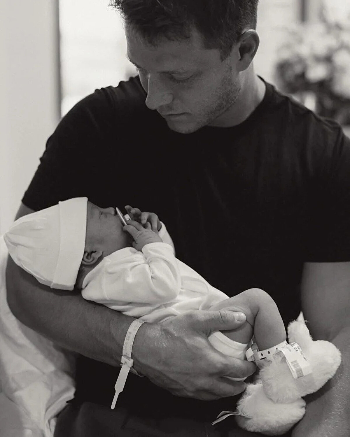 Culpo, eşinin bebeği kucağında tuttuğu bir kareyi "Colette, dünyadaki en iyi babaya sahip olduğu için çok şanslı" sözleriyle paylaştı.