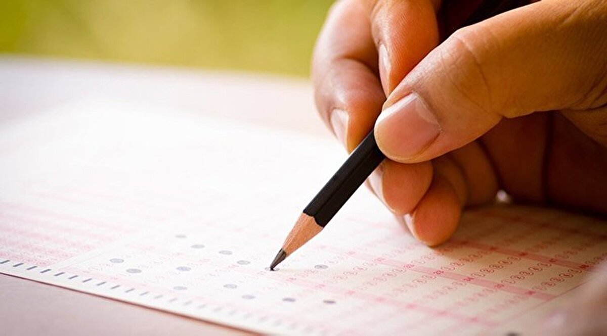 LGS tercih robotu erişime açıldı: Yüzdelik dilim aralıklarına göre okul seçme kolaylığı<br><br>Milli Eğitim Bakanlığı, LGS tercihlerinde öğrencilere rehberlik etmek için 2025 LGS tercih robotunu erişime açtı. Tercih robotu üzerinden il, ilçe, okul türü ve 2024 yılına ait yüzdelik dilim bilgilerine göre arama yapılabiliyor. Böylece öğrenciler, yüzdelik dilimlerine uygun Anadolu liseleri, meslekî ve teknik Anadolu liseleri, Anadolu imam hatip liseleri gibi seçenekleri kolaylıkla görüntüleyebiliyor. Tercih robotu ile öğrenciler isterlerse Türkiye genelinde, isterlerse yalnızca il veya ilçe bazında okul araması yapabiliyor.