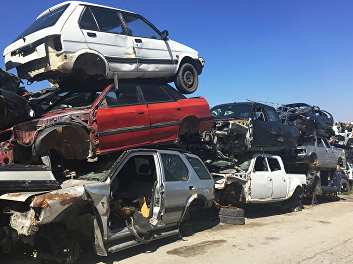 Hurda araç teşviki kimleri kapsıyor? Hurda desteği başvuru şartları ve koşulları 2025<br><br>Hurda araç teşviki kapsamında, mevcutta düşük model veya hurda araç sahibi olan vatandaşlar, eski araçlarını hurdaya çıkararak ÖTV indirimi avantajıyla yeni araç sahibi olabilecek. Yerli üretim araçlara özel uygulanacak olan bu kampanyada özellikle TOGG gibi elektrikli ve çevre dostu araçların ön planda olması bekleniyor. Şu ana kadar paylaşılan bilgilere göre destekten yalnızca 3 çocuk ve üzeri aileler yararlanacak. Ayrıca dar gelirli ve hiç aracı olmayan vatandaşların öncelikli olacağı belirtiliyor. Program kapsamında uzun vadeli ödeme planları ve düşük faizli kredi seçenekleriyle araç alımının kolaylaştırılması da hedefleniyor.