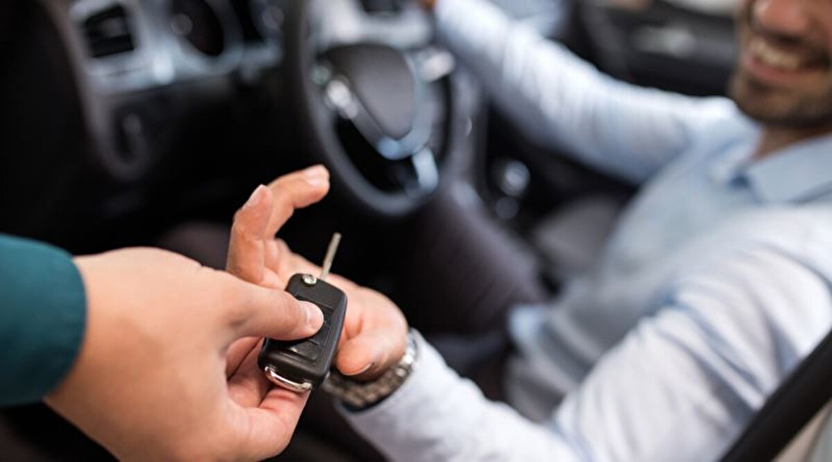 İlk Arabam Yerli Otomobil Aile Destek Programı nedir?<br><br>Hurda teşviki ile kimler sıfır araba alabilecek?<br>Sanayi ve Teknoloji Bakanlığı tarafından hazırlanan İlk Arabam Yerli Otomobil Aile Destek Programı ile Türkiye'nin otomotiv sektörüne yeni bir soluk kazandırılması planlanıyor. Bu özel destek programıyla, özellikle düşük gelir grubundaki 3 ve daha fazla çocuklu ailelere sıfır otomobil alma şansı tanınacak. Programın temel hedefi, sıfır kilometre araçlara erişimi kolaylaştırmak, otomobil sahibi olmayan dar gelirli ailelerin alım gücünü artırmak ve Türkiye’de üretilen yerli araçların kullanımını yaygınlaştırmak olacak.