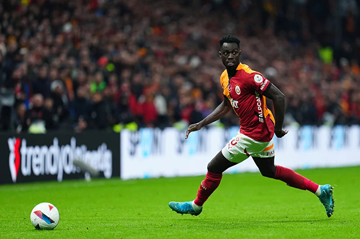 Sanchez geçen sezon Galatasaray formasıyla 44 maça çıktı. Kolombiyalı bu maçlarda 5 gol ve 2 asistlik skor katkısı verdi.<br>