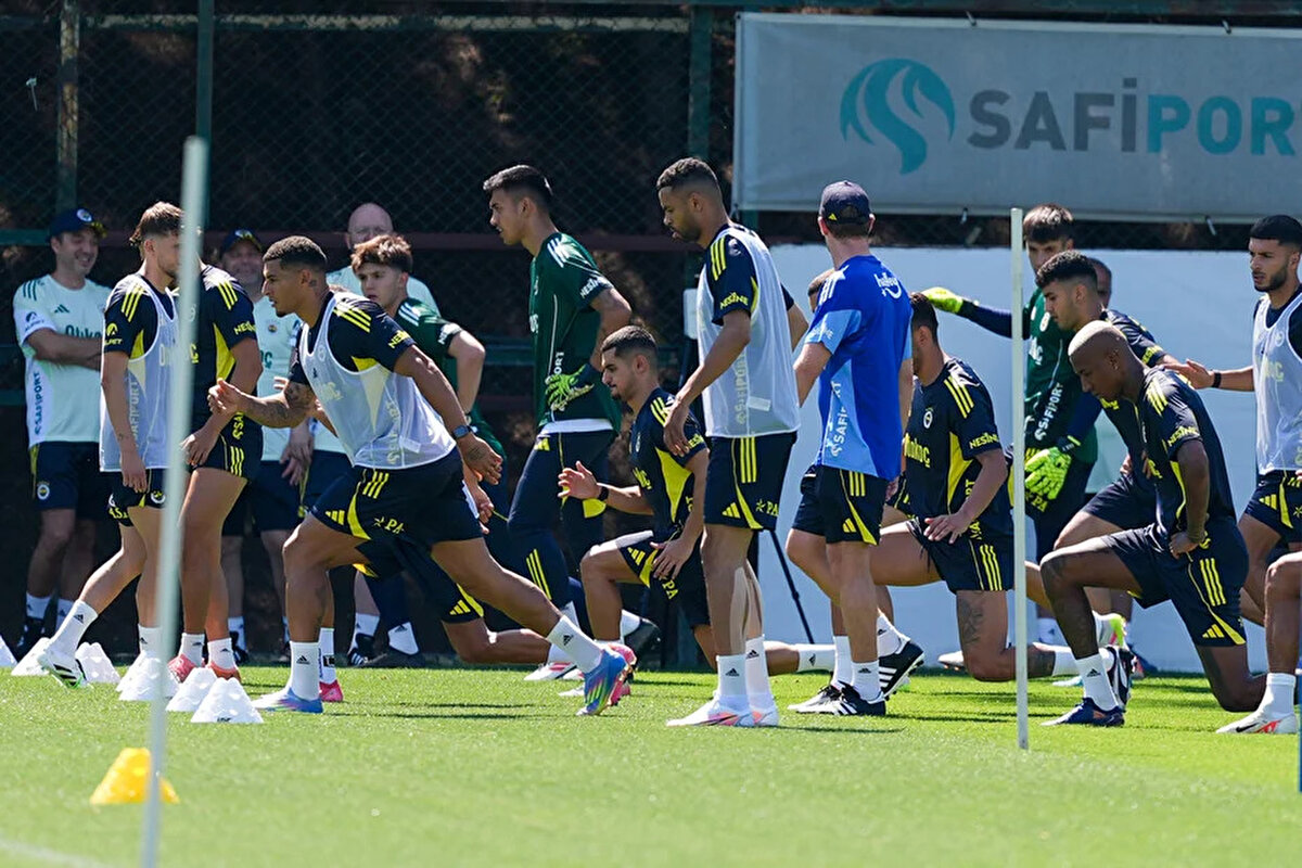 Sarı lacivertli takımın hocası Jose Mourinho, gelecek sezonun kadro planlamasında yer vermeyi düşünmediği Emre Mor, Lincoln Henrique, Miha Zajc'ın yanı sıra, yeni transfer Abdou Aziz Fall ve sakatlığı bulunan Anderson Talisca'yı da kafileye dahil etmedi.<br>