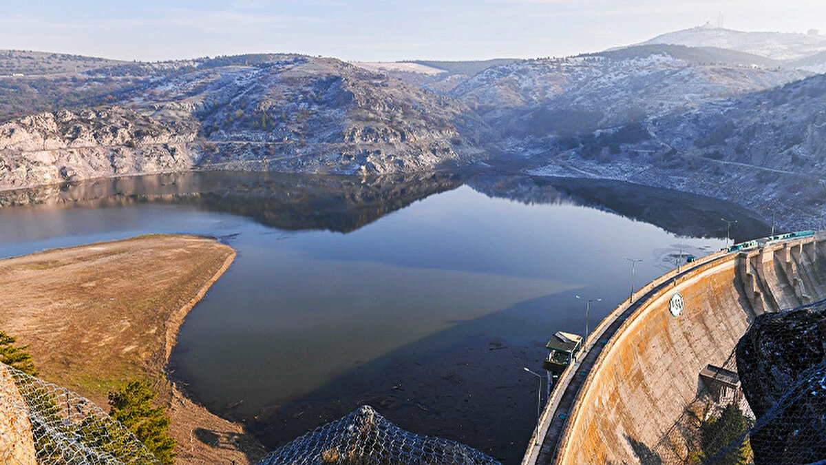 İçme suyu arıtma tesislerinde son durum<br><br>İstanbul’un su ihtiyacını karşılayan içme suyu arıtma tesisleri de mevcut kaynakları en verimli şekilde değerlendirmeye devam ediyor. İSKİ, su tüketiminin artış göstermesi nedeniyle arıtma tesislerinde tam kapasite çalışmaya devam ediyor. Uzmanlar ise vatandaşların su tasarrufuna dikkat etmesi gerektiğini vurguluyor.
