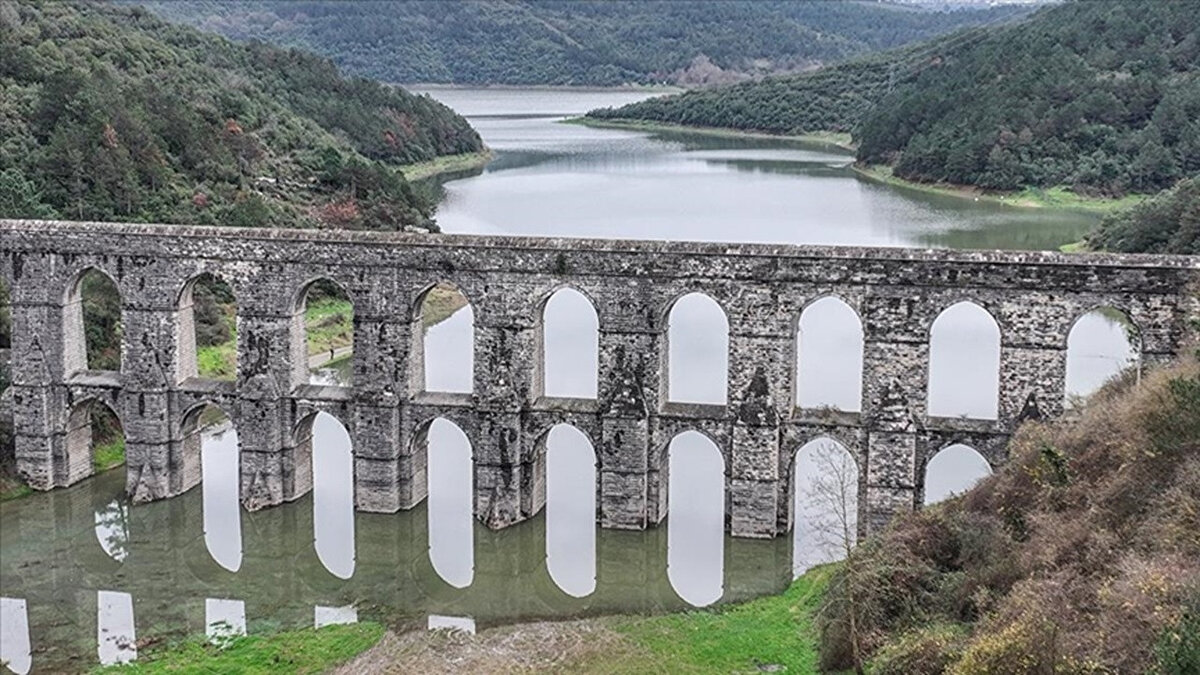 Yıllık doluluk oranı grafiği ve 10 yıllık karşılaştırma<br><br>İSKİ’nin yayınladığı yıllık doluluk oranı grafiğine göre İstanbul barajlarındaki doluluk oranı geçtiğimiz yılın aynı dönemine kıyasla daha düşük seviyelerde seyrediyor. 2024 yılının Temmuz ayında doluluk oranı yüzde 67,50 seviyelerinde ölçülürken, 2025 yılının Temmuz ayında bu oran yüzde 59,92'ye gerilemiş durumda. Son 10 yıllık veriler incelendiğinde ise İstanbul’daki barajların Temmuz ayı ortalamasının altında olduğu dikkat çekiyor.
