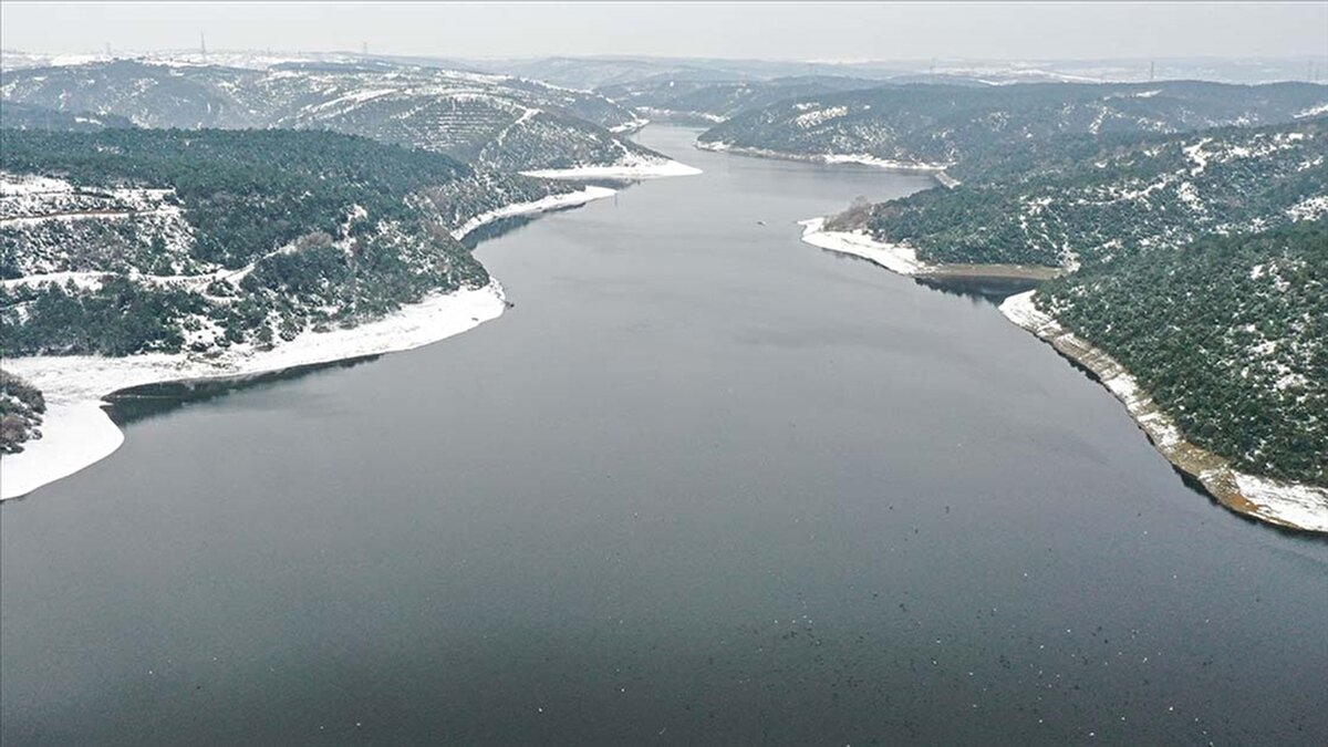 Su tasarrufu her zamankinden daha önemli<br><br>15 Temmuz 2025 itibarıyla İstanbul’da baraj doluluk oranları yüzde 59,92 olarak açıklandı. Hava sıcaklıklarının artması ve yağışların azalmasıyla birlikte su seviyelerinde düşüş devam ediyor. Yetkililer, hem bireysel hem de toplumsal su tasarrufunun bu dönemde büyük önem taşıdığını vurguluyor. Barajların doluluk oranları ile ilgili en güncel gelişmeleri takip etmek için İSKİ’nin resmi internet sitesini ziyaret edebilirsiniz.