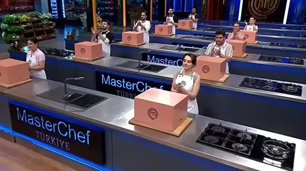 <br>MasterChef ana kadroya 4. kim girdi?<br><br>MasterChef Türkiye 2025 ana kadornun 4. yarışmacısı Onur oldu.