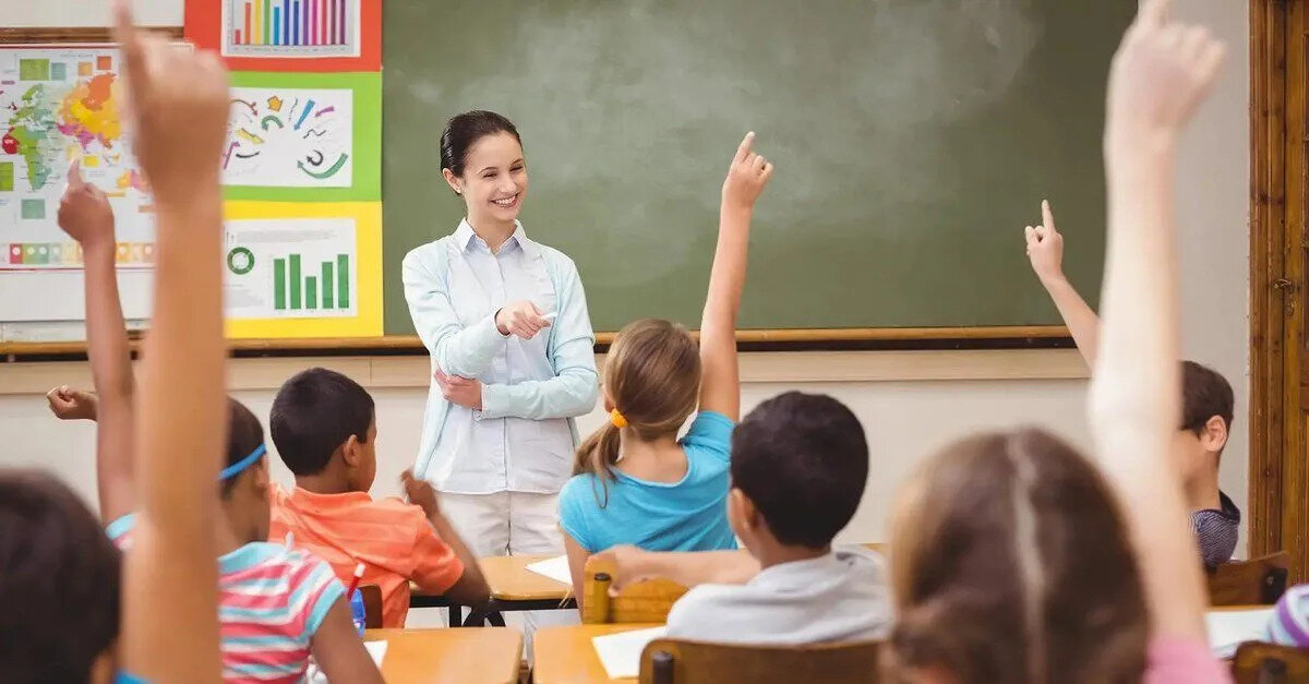 2025 Ücretli öğretmenlik başvurusu ne zaman?<br><br>Milli Eğitim Bakanlığı’na bağlı okullarda ücretli öğretmen olarak görev almak isteyen adaylar için başvuru süreci Temmuz ve Ağustos aylarında yapılıyor. İl ve ilçe Milli Eğitim Müdürlükleri başvuru tarihlerini kendi resmi internet siteleri üzerinden duyuruyor. Örneğin İstanbul Beyoğlu ilçesinde başvurular 7 Temmuz 2025 tarihi itibarıyla alınmaya başlandı. Diğer ilçeler için de başvuru tarihleri açıklanmaya devam ediyor.