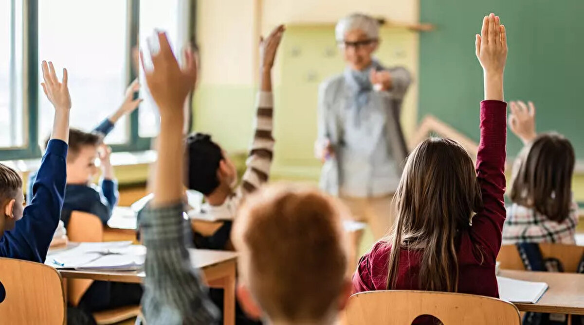 Ücretli öğretmenlik sözleşmesi nasıl işliyor?<br><br>Ücretli öğretmenlik görevlendirmeleri bir öğretim yılını kapsıyor. Her yıl okullar kapandıktan sonra öğretmenlerin görev süresi sona eriyor. Yeni eğitim öğretim yılı için başvurular her yaz yenileniyor. Başvuru yapan öğretmenler okullarda ders saati başına ücret alarak görevlendiriliyor.<br><br>Başvuru takibi için nelere dikkat edilmeli?<br><br>Ücretli öğretmenlik başvurusu yapmak isteyen adayların görev almak istedikleri ilçenin Milli Eğitim Müdürlüğü’nün resmi duyurularını takip etmesi büyük önem taşıyor. Başvuru şartları ve tarihler il ve ilçeye göre farklılık gösterebiliyor.