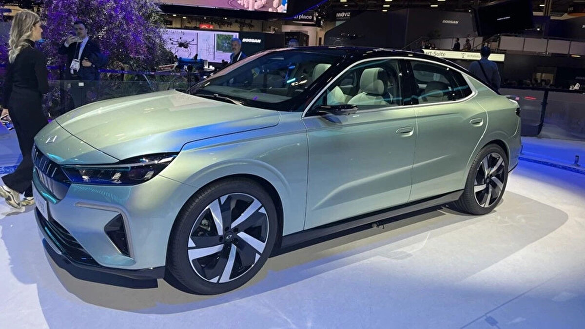 Türkiye'nin yerli ve milli otomobil markası TOGG, yeni modeli T10F ile otomobil piyasasında büyük ses getirmeye hazırlanıyor. Elektrikli sedan segmentinde satışa sunulacak olan TOGG T10F'in fiyatı sosyal medyada gündeme oturdu. Peki, TOGG T10F fiyatı ne kadar olacak? İşte detaylar…