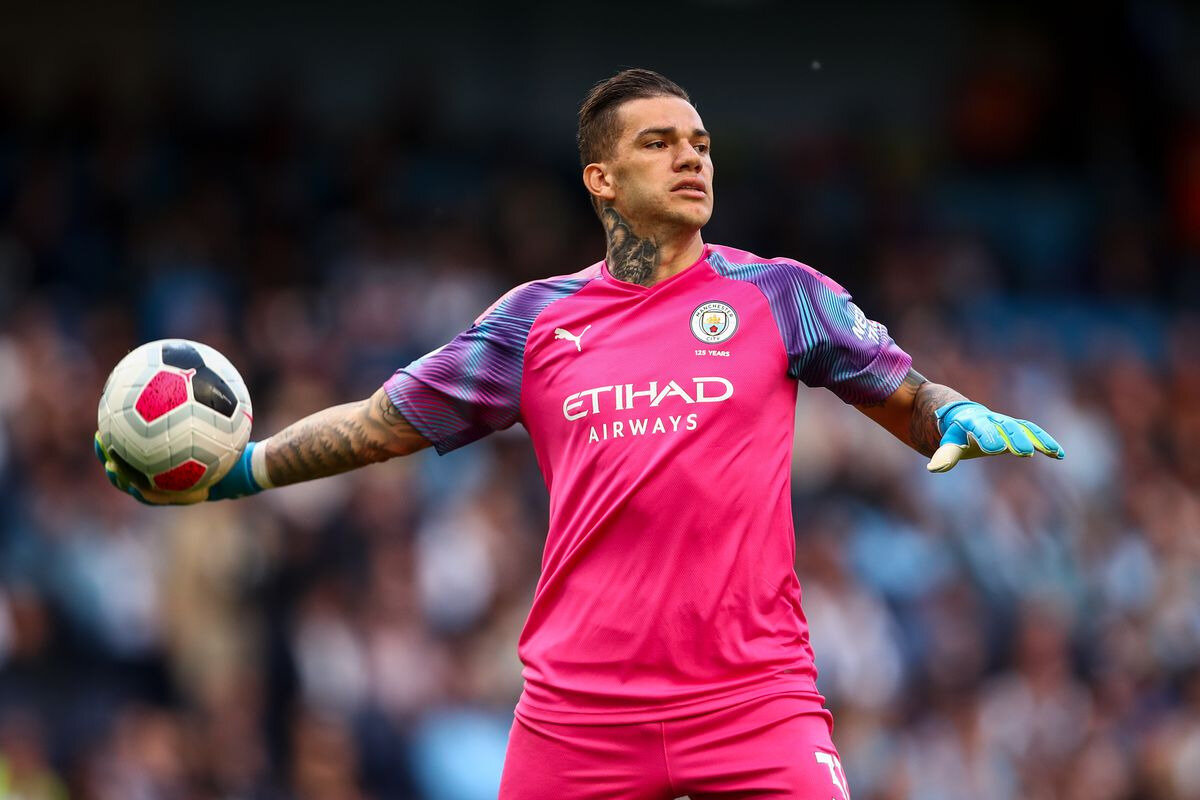 Manchester City formasını 2017'den beri terleten Ederson, Premier Lig deviyle 372 maça çıktı. Deneyimli kalecinin, Manchester City ile 1 yıl daha sözleşmesi bulunuyor.<br>