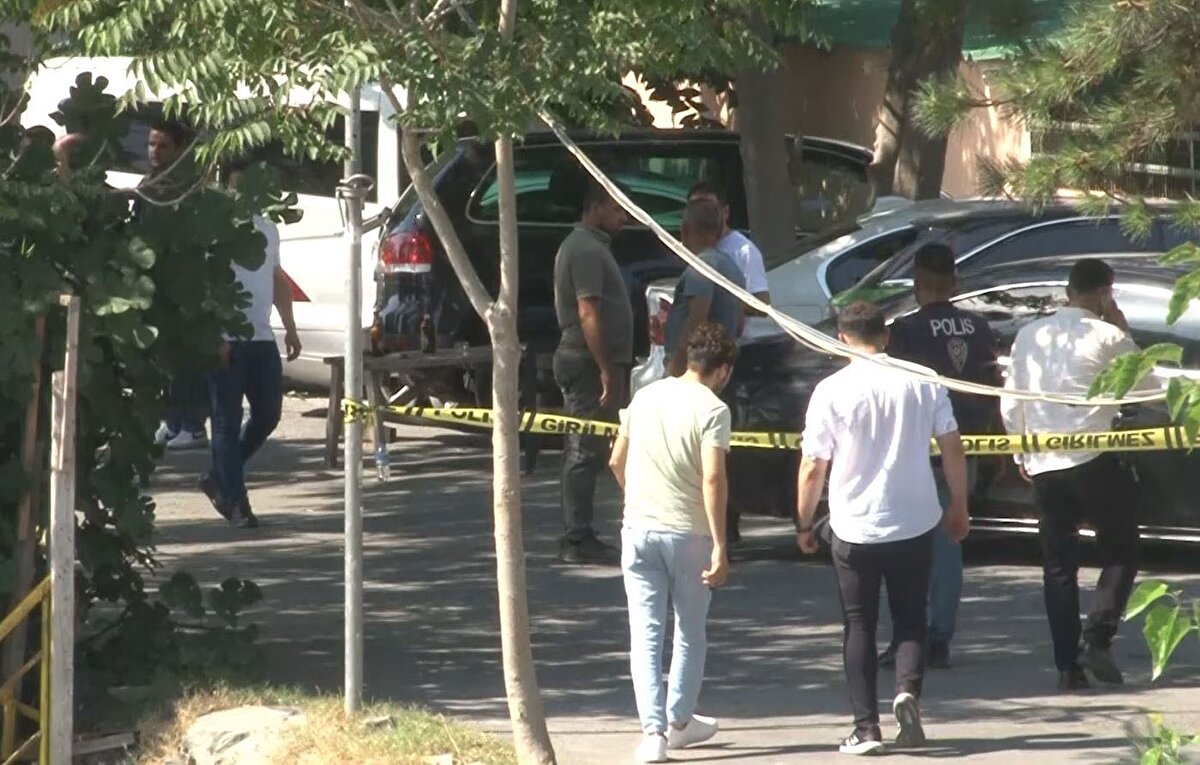 Olay, Küçükçekmece İstanbul Caddesi üzerinde meydana geldi. Balıkçı barınaklarının bulunduğu alana gelen kimliği belirsiz kişiler bilinmeyen bir nedenle oturan kişilere uzun namlulu silahlarla saldırı düzenledi.