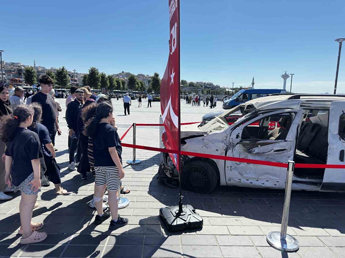 "Çok büyük bir hain kalkışmanın içinden geçmişiz"<br><br>Sergilenen aracı ziyaret etmek için gelen İlhan Çetinkaya, "O zamanlar küçüktük, yani tam idrak edemiyorduk. Ama şu an görünce insan, o günkü ciddiyeti anlayabiliyor. Yani çok büyük bir hain kalkışmanın içinden geçmişiz. Aracın durumunu görünce, gerçekten namlunun arabanın içine girmesi çok kötü bir his. O an kendimi onun yerine koyuyorum, diyorum ki yani nasıl başardık? Çok kötü zamanlar geçirmişiz. Şimdi görünce insanın duyguları gerçekten böyle canlanıyor" dedi.