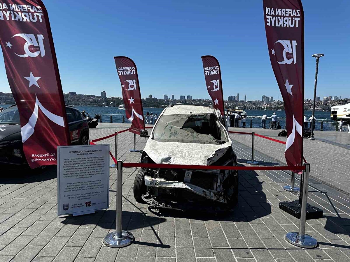 Üsküdar<br><br>15 Temmuz 2016’daki darbe girişiminde tankın ezdiği otomobil, hain kalkışmanın 9. yılında Üsküdar Meydanı’nda sergilenmeye başlandı. Demir yığınına dönen araç, o gece yaşananların simgelerinden biri olarak vatandaşlara o karanlık geceyi hatırlatıyor. Üsküdar Kaymakamlığı ve 15 Temmuz Derneği iş birliğiyle Üsküdar Meydanı’na getirilen otomobil, görenlerin ilgi odağı oldu. Araç, 15 Temmuz gecesi İstanbul’da darbeci askerlerin kullandığı bir tankın namlusunun aracın içine girmesi ile kullanılamaz hale gelmişti. Metal yığını haline gelen otomobil, darbe girişiminin milletin direnişiyle bastırıldığının ve verilen mücadelenin en somut örneklerinden biri olarak sergileniyor.