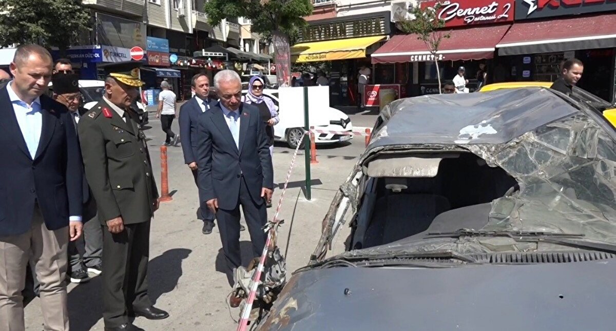 Özgürlük ve Demokrasi Meydanı’nda sergilenen otomobile Vali Uğur Turan ve beraberindekiler sergilenen yerde inceledi.