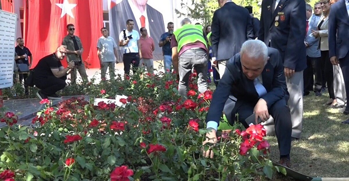 Turan, ve beraberindekiler 253 şehidin anısına gül fidanı diktiler.