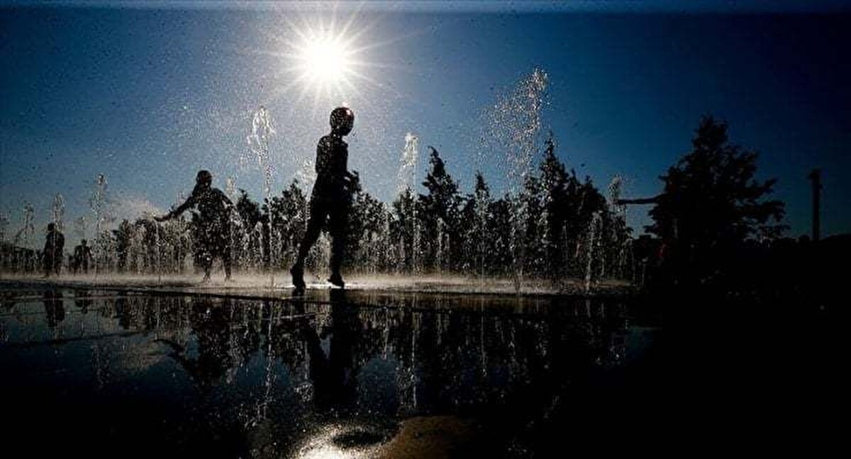 Doğu Anadolu hava durumu<br>Doğu Anadolu Bölgesi’nde öğleden sonra Erzurum, Kars, Van çevrelerinde sağanak yağış görülecek. Diğer illerde parçalı az bulutlu bir hava hakim olacak.<br><br>Erzurum: 30°C, öğleden sonra sağanak yağışlı<br><br>Kars: 29°C, öğleden sonra sağanak yağışlı<br><br>Malatya: 38°C, parçalı az bulutlu<br><br>Van: 28°C, öğleden sonra sağanak yağışlı