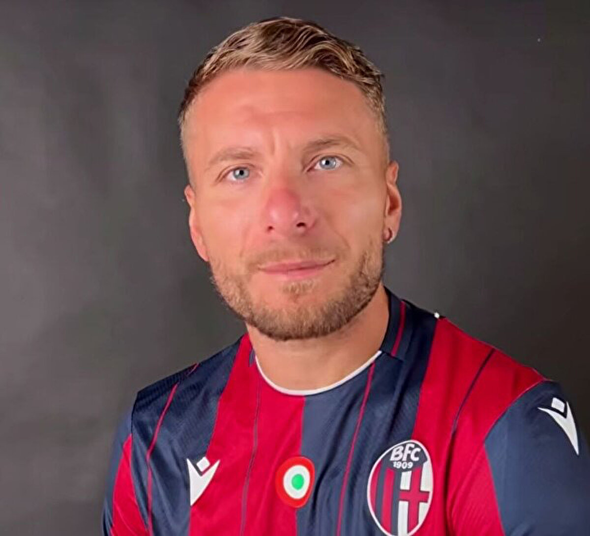 Bologna takımında diğer takımlara nazaran baskının az olduğunun hatırlatılması üzerine Immobile, "Doğru, burada başka yerlerdeki kadar baskı yok, ama güçlü bir pozitif enerji hissettim. İzlenmesi, baskıyı hissetmesi gereken oyunculardan biriyim: Bu beni motive ediyor. şeklinde konuştu.<br>