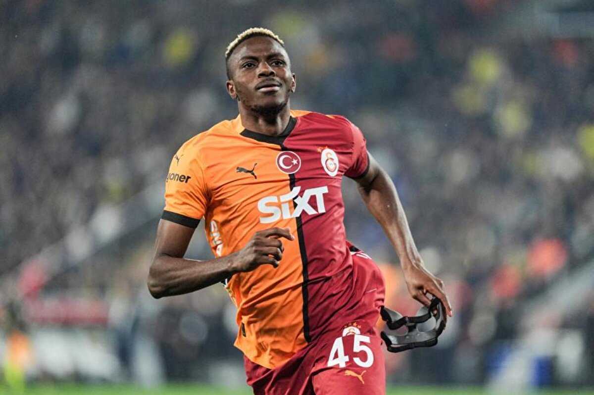 Galatasaray, geçen sezon kiralık olarak kadrosuna kattığı Victor Osimhen'in bonservisini almak için Napoli ile görüşmelerine devam ediyor.