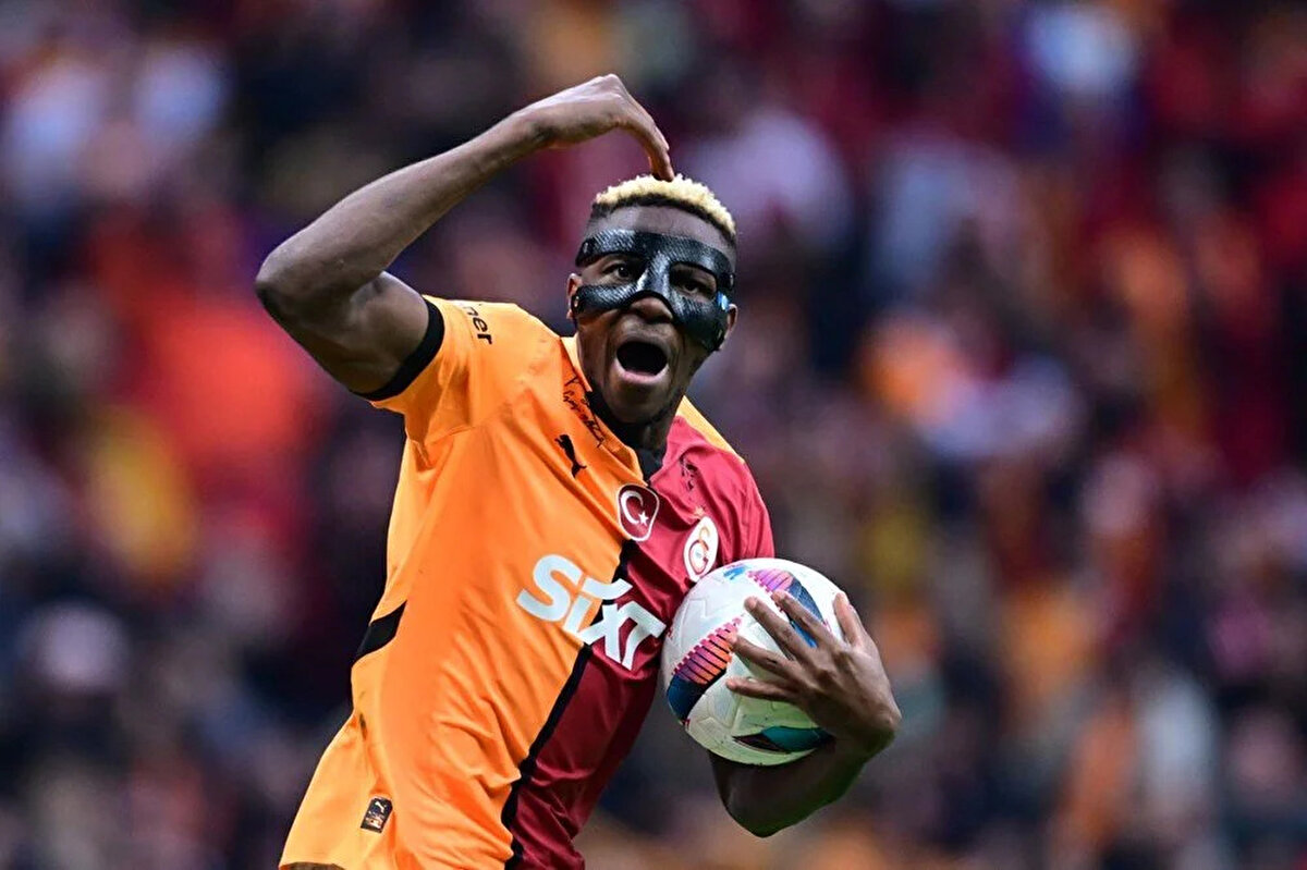 Ancak Victor Osimhen transferinde görüşmelerin tamamıyla sona ermediği ve Galatasaray'ın Nijeryalı yıldız için yeni bir teklif sunmaya hazırlandığı ileri sürüldü.