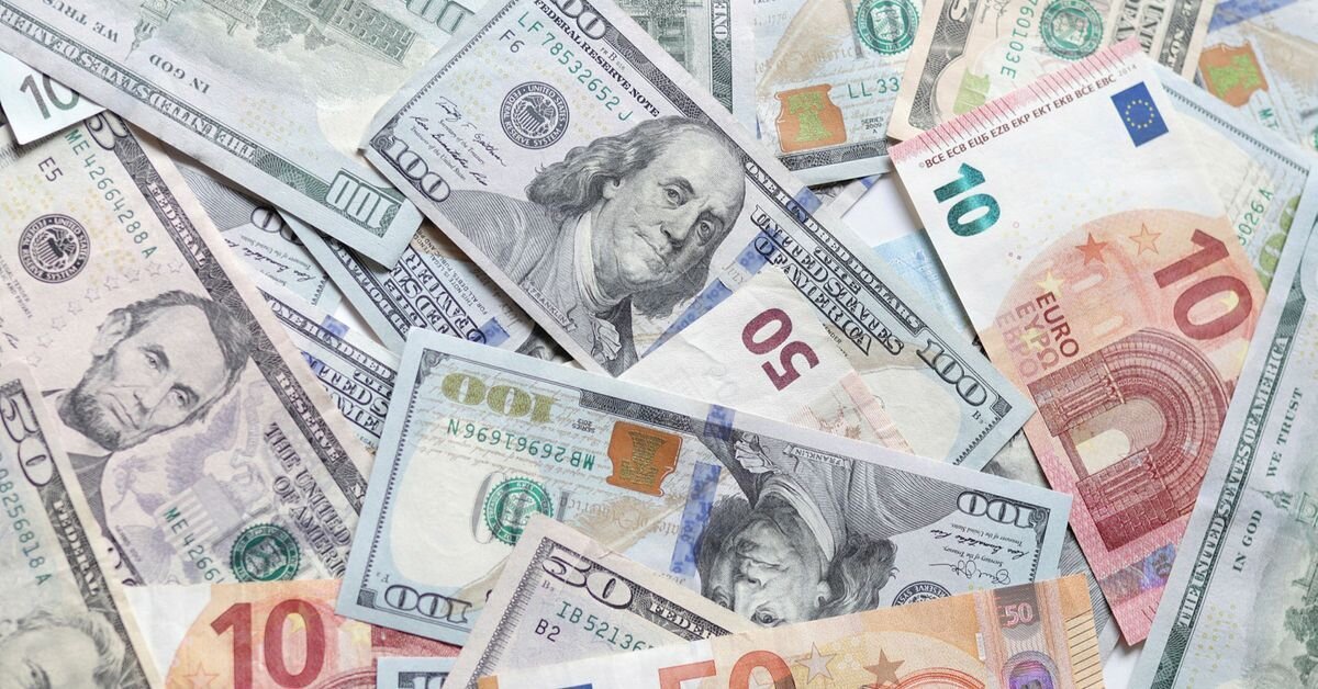 Döviz piyasasında anlık gelişmeler<br><br>Dolar, euro ve sterlin fiyatları gün içerisinde dalgalanmaya devam edecek. Anlık döviz kuru bilgilerini takip etmek isteyenler için serbest piyasadan alınan en güncel fiyatlar şöyle: