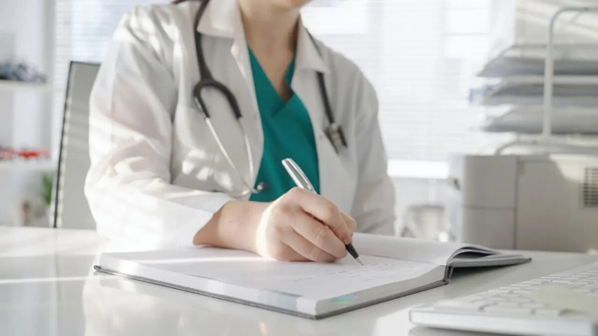 15 Temmuz sağlık ocakları açık mı, kapalı mı?<br>“15 Temmuz sağlık ocakları açık mı, kapalı mı” sorusunun cevabı da netleşti. 15 Temmuz 2025 Salı günü sağlık ocakları kapalı olacak. Resmi tatil nedeniyle aile sağlığı merkezleri ve sağlık ocaklarında hizmet verilmeyecek. Randevu sistemi de bu tarihte kapalı olacak. Acil sağlık hizmetleri ise hastanelerin acil servisleri üzerinden kesintisiz verilmeye devam edecek.