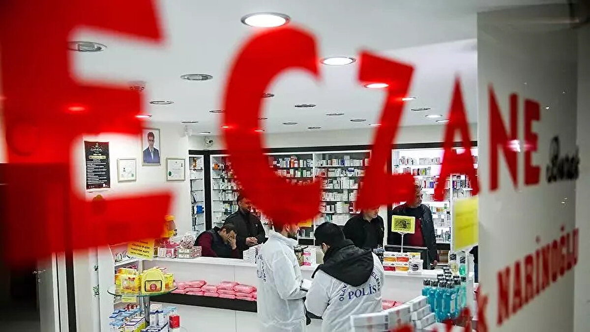 15 Temmuz eczaneler kapalı mı, nöbetçi eczane var mı?<br>Vatandaşların sağlık hizmeti alabilmesi için önemli bir konu da “15 Temmuz’da eczaneler açık mı, kapalı mı” sorusu oluyor. 15 Temmuz resmi tatil olduğundan dolayı eczaneler kapalı olacak. Ancak nöbetçi eczaneler açık olacak. Her il ve ilçede belirlenen nöbetçi eczaneler 24 saat boyunca hizmet verecek. İlaç ihtiyacı olan vatandaşlar, nöbetçi eczane listelerine Eczacı Odaları veya internet sitelerinden ulaşabilir.