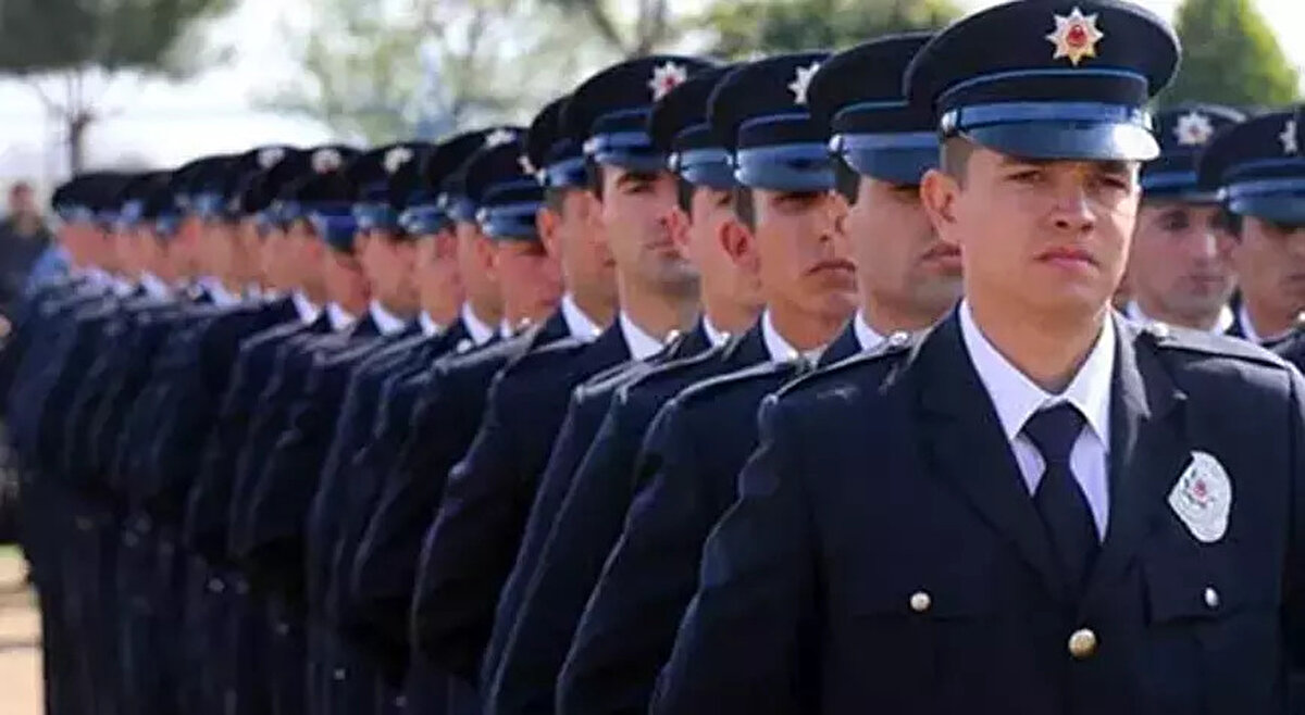 32. dönem POMEM sınav sonuçları açıklandı! Sonuç sorgulama nereden yapılır?<br><br>Polis olma hayali kuran binlerce adayın heyecanla beklediği 32. Dönem POMEM sınav sonuçları Polis Akademisi tarafından resmen duyuruldu. Adaylar, sınav sonuçlarını e-Devlet şifreleriyle Polis Akademisi'nin resmi internet sitesi pa.edu.tr üzerinden öğrenebilecekler. Sonuçlar yalnızca resmi internet sitesi aracılığıyla açıklanacak ve herhangi bir posta, SMS veya farklı iletişim yöntemiyle duyuru yapılmayacak.