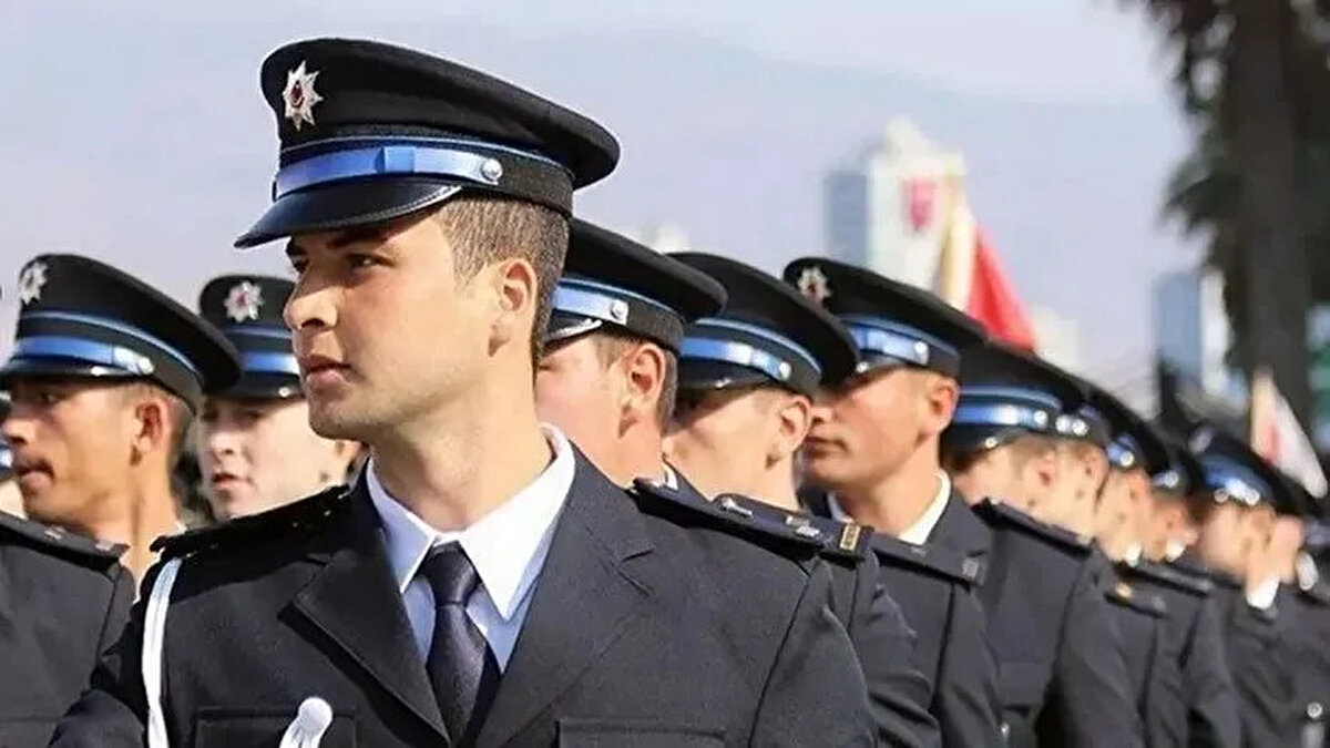 POMEM sınav sonuçlarına nereden ve nasıl bakılır?<br><br>✔️ Sınav sonuçlarına ulaşmak için şu adımları izleyebilirsiniz:<br><br>e-Devlet şifreniz ile Polis Akademisi Başkanlığı'nın resmi sitesi olan pa.edu.tr adresine giriş yapın.<br><br>“32. Dönem POMEM Sınav Sonucu Sorgulama” bağlantısını kullanarak TC kimlik numaranızla sonucu görüntüleyin.<br><br>Sonuç ekranında asil veya yedek durumunuzu öğrenin.