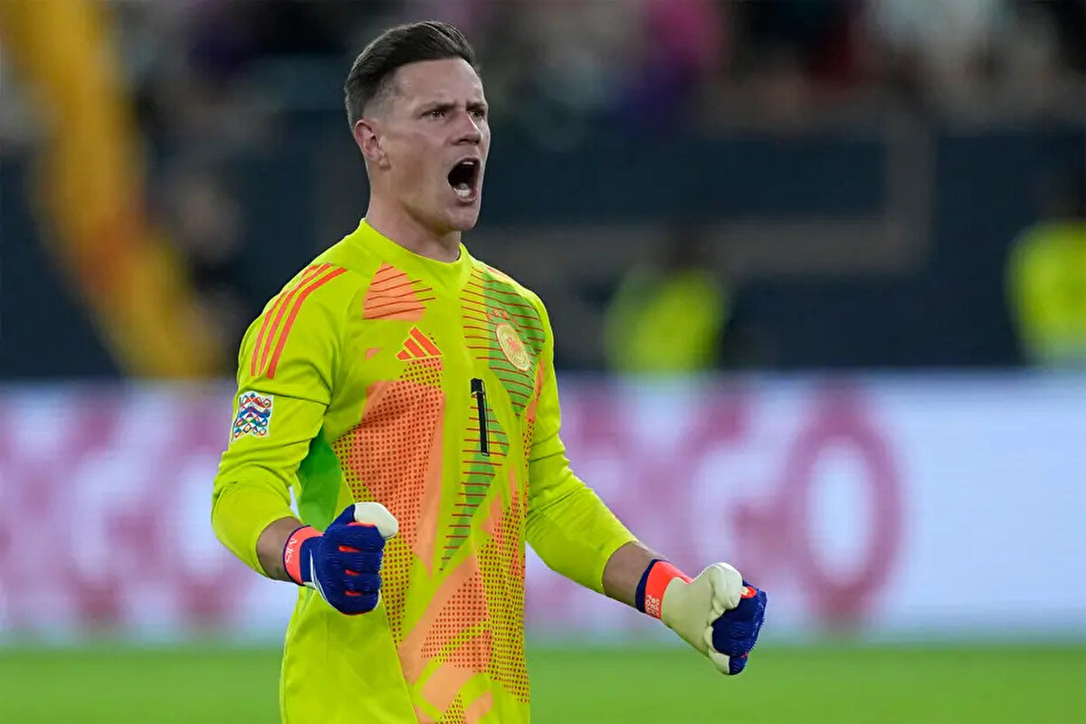 Yeni sezon öncesindeki ilk transferini Espanyol'dan Joan Garcia'yla yapan Barcelona, deneyimli kalecisi Wojciech Szczesny'nin sözleşmesini de uzattı. <br>