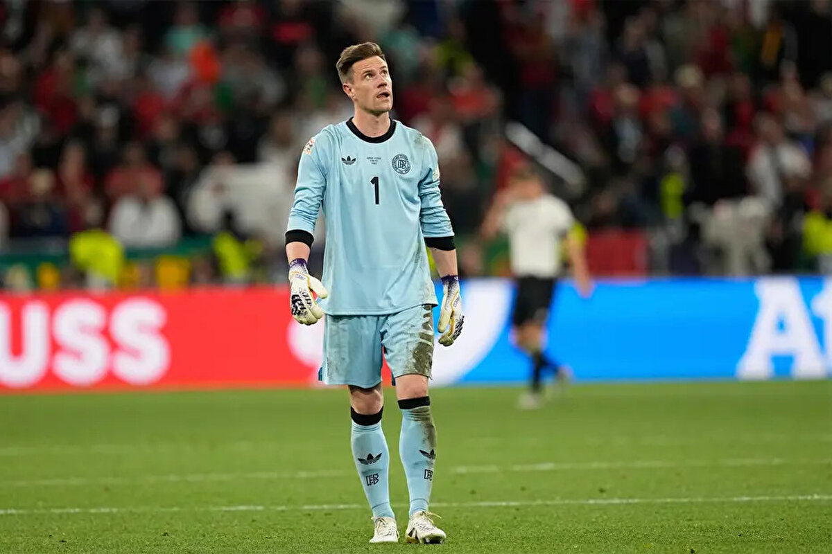 Geçtiğimiz sezonun büyük bir bölümünü sakatlığı nedeniyle kaçıran ve iyileştikten sonra takımla çalışmalara başlayan Marc-Andre ter Stegen de Barcelona'nın kaleci rotasyonunda yer alsa da Alman kaleci takımda düşünülmüyor.<br>