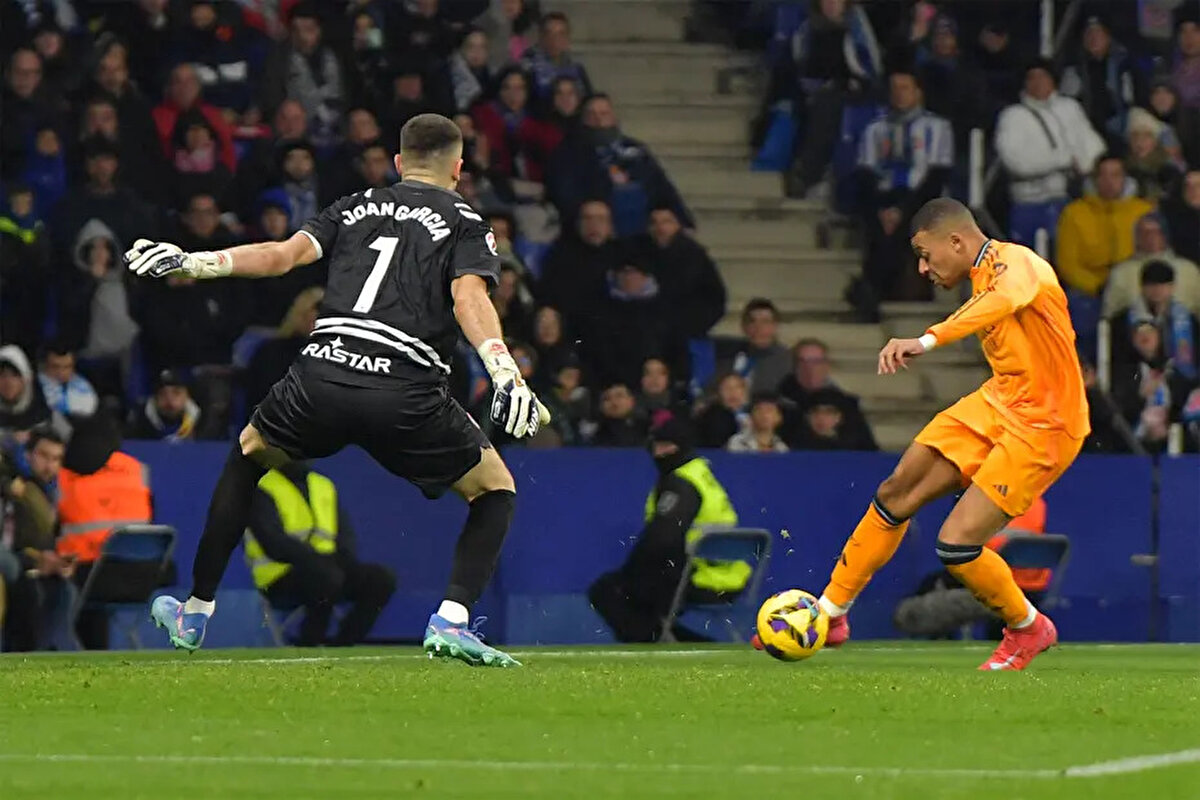 Ek olarak deneyimli kaleciye yakın kaynakların Ter Stegen'in düzenli olarak forma giyememesinin gelecek yıl düzenlenecek 2026 Dünya Kupası için Almanya Milli Takımı'yla kadrosuna dahil edilmesini engelleyebileceğini düşündükleri aktarıldı.