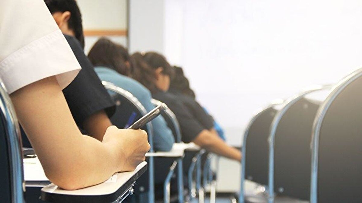 Lise kayıtları için öğrencilerin herhangi bir başvuru yapmasına gerek bulunmazken, velilerin kayıt için gerekli evrakları teslim etmesi gerekiyor. 2025 LGS lise kayıt tarihleri ve sürece dair en güncel gelişmeler Milli Eğitim Bakanlığı’nın resmi internet sitesi ve e-Okul Veli Bilgilendirme Sistemi üzerinden takip edilebilecek.