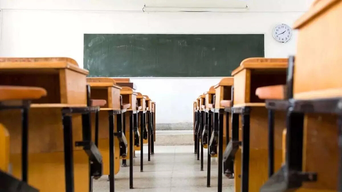 Lise kayıt için gerekli belgeler 2025<br><br>MEB tarafından talep edilen resmi lise kayıt belgeleri şunlardır:<br><br>✅ LGS sınav puanını gösteren e-Okul çıktısı (Okul onayı zorunlu değildir.)<br><br>✅ Öğrencinin nüfus cüzdanı veya noter tasdikli fotokopisi ve ayrıca fotokopisi<br><br>✅ Velilerin nüfus cüzdanları ve fotokopileri (e-Okul sistemine girilmek üzere istenmektedir)<br><br>✅ Öğrencinin son 6 ayda çekilmiş 4 adet vesikalık fotoğrafı<br><br>✅ Velâyet belgesi (Ebeveynler boşanmışsa)<br><br>✅ Noter onaylı vekâlet belgesi (Kayıt işlemini veli dışında biri yapacaksa)